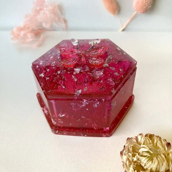 RESIN Trinket jewelry box with lid with butterfly and quartz crystal on antenna - Picture 2 of 3